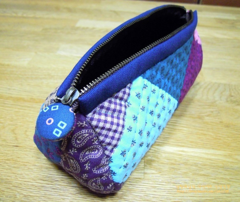 Quilted patchwork zipper pouch, cosmetic bag, pencil case. DIY Photo Tutorial. 