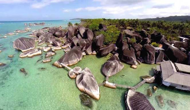 PANTAI TROPIS TERINDAH  DI PULAU NATUNA