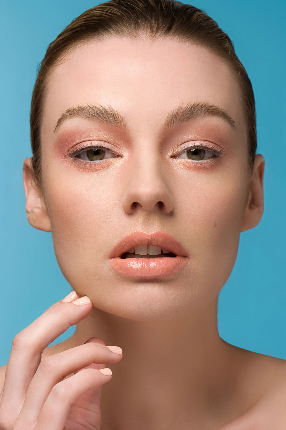 Консилер. Лицо девушки для макияжа. Скульптурировать лицо. Консилер под глаза. Лицо чтобы делать макияж.