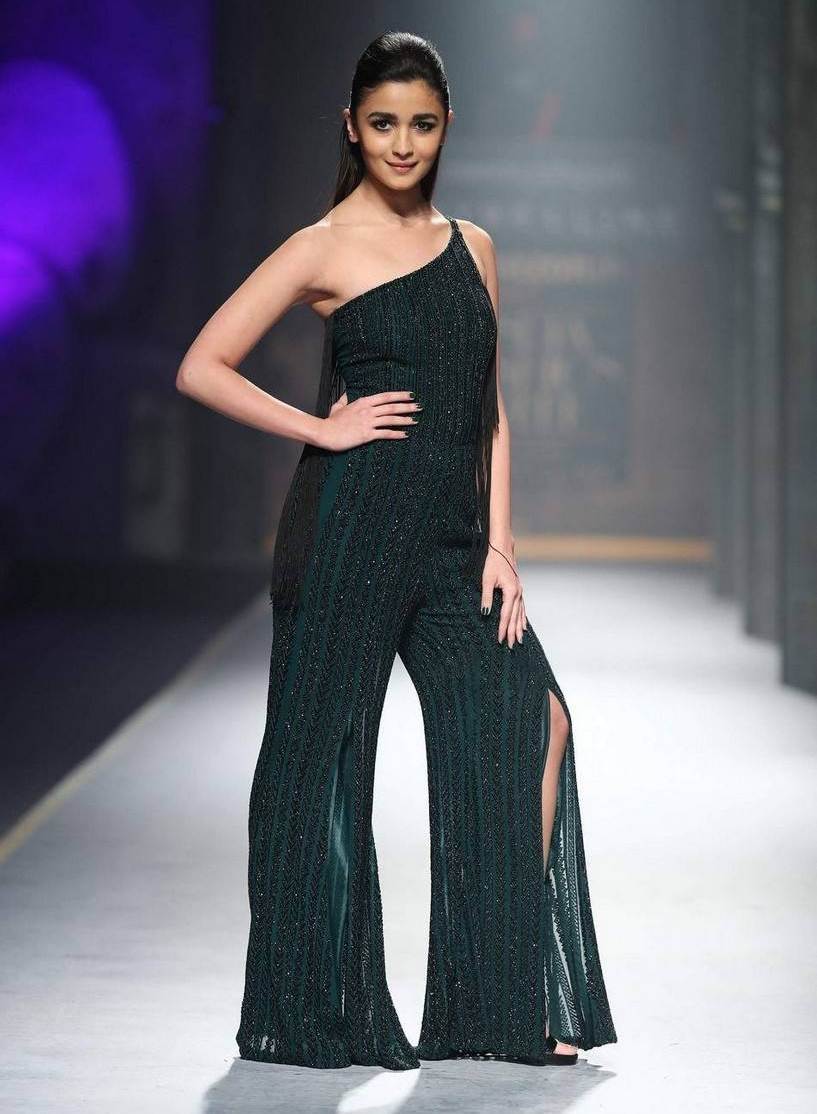 Alia Bhatt Stills At Maybelline New York India Event In Green Dress