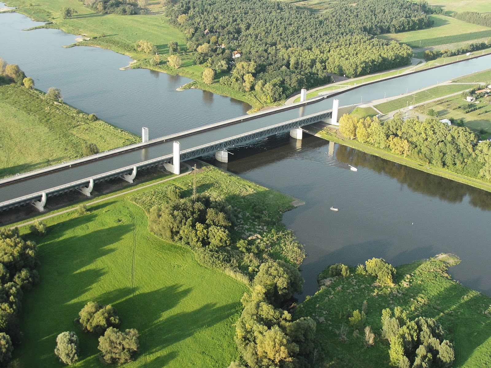 Мост рава. Водный мост в Магдебурге. Река над рекой Магдебургский Водный мост. Магдебургский мост Водный мост в Германии. Мост акведук в Германии.