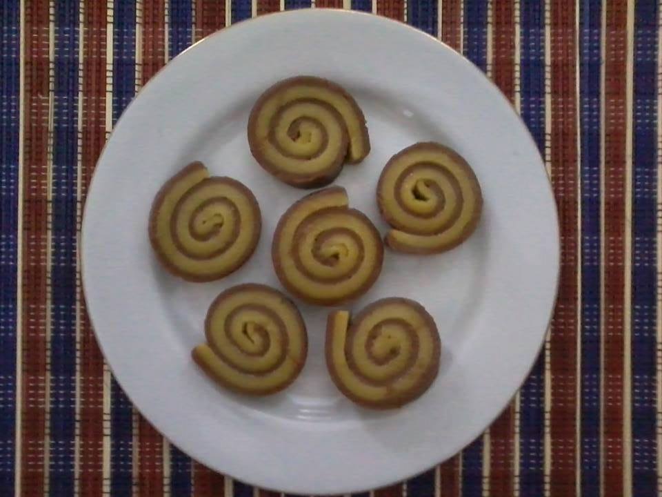 KUE LAPIS BERAS LABU KUNING &amp; COKLAT MODEL GULUNG - Foodkers