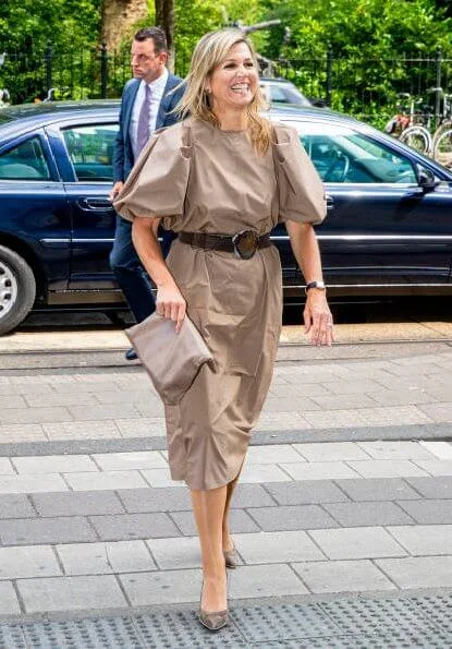 Queen Maxima wore H&M dark-beige blloon-sleeved dress