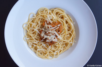 http://noplainvanillakitchen.blogspot.com/2011/09/pastasaucen-v-spaghetti-bzw-ragu-alla.html