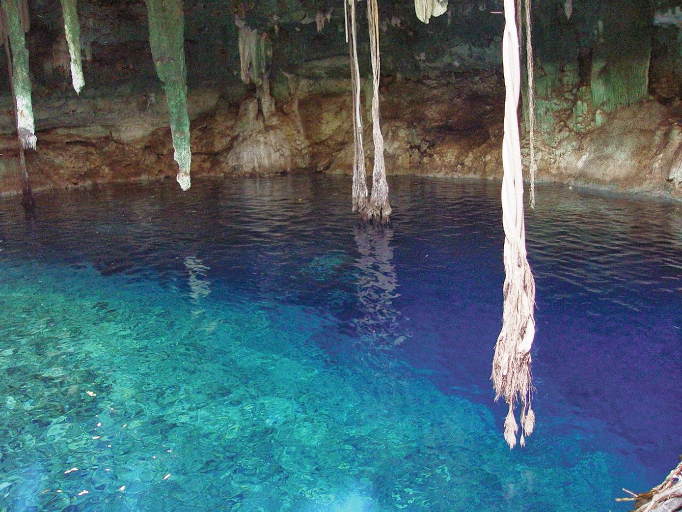Вода в подземных реках и озерах. Подземное озеро Юкатан. Сенот Юкатан. Cenote Kankirixche. Подземные озера в Мексике.