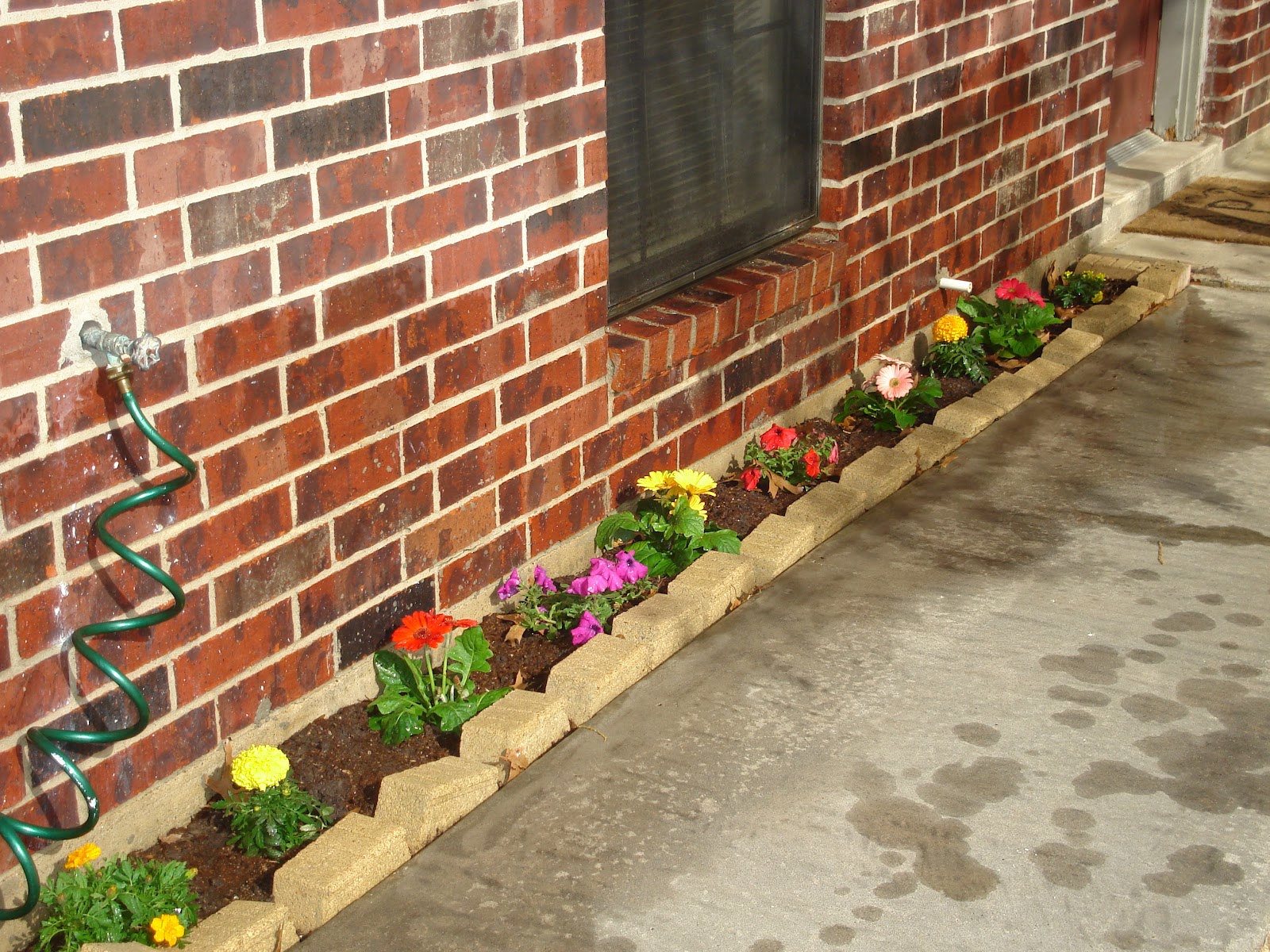 OurLittleLakeHouse Fixing up our flower beds on the cheap and easy