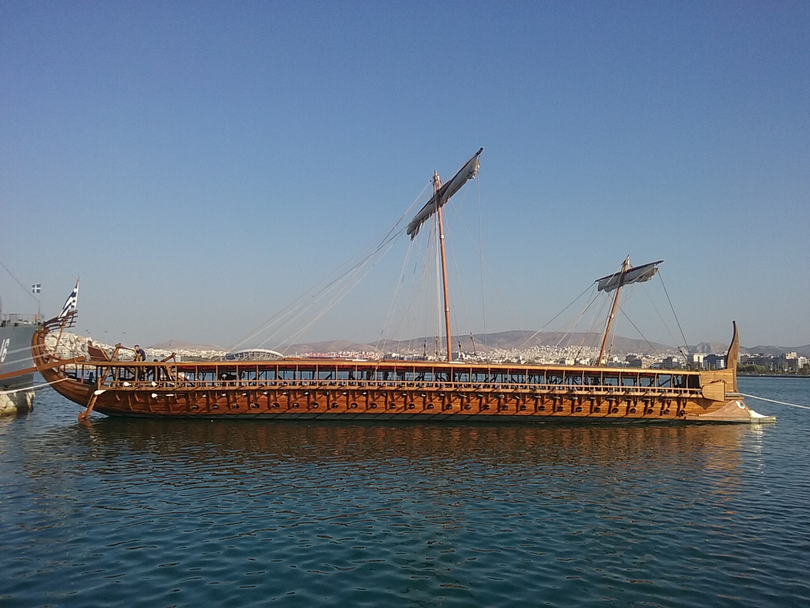 римская трирема. финикия трирема. древнегреческий корабль трирема. торговый корабль афинян. древняя греция трирема корабль.