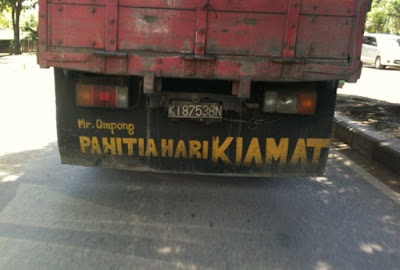 Desain Tulisan Kata Mengerikan pada bak Truk Desain Tulisan Kata Mengerikan pada bak Truk