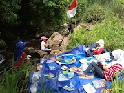 Asiknya Baca Buku di Sungai Tanggara