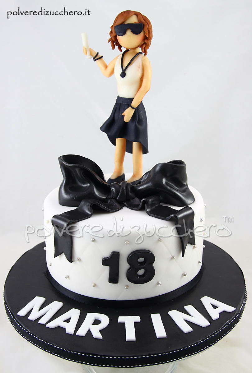 torta compleanno 18 anni pasta di zucchero cake design torta decorata ragazza tridimensionale fiocco bianco e nero polvere di zucchero