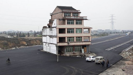 منزل مبنى وسط الطريق السريع فى الصين