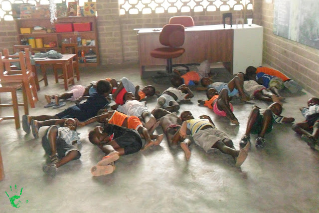 Bambini che si riposano in classe nella scuola di Atchanvé, Togo, Africa