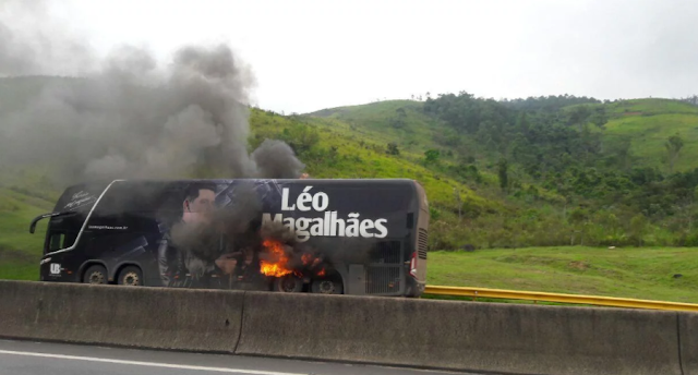 Ônibus do cantor sertanejo Léo Magalhães pega fogo em rodovia