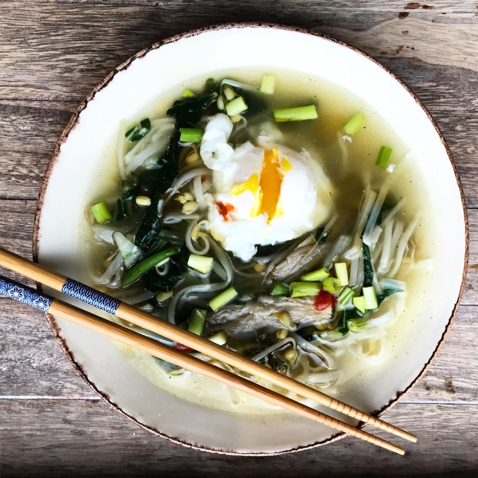 Vegetarische bouillon met rijstnoodles en gepocheerd ei