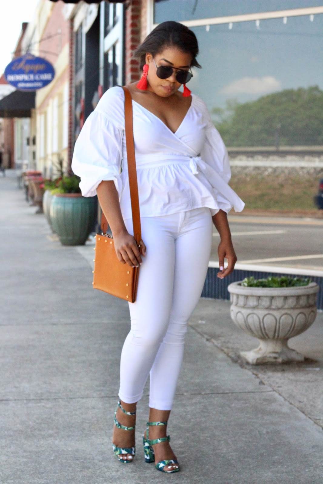 All White with a Pop of Red | The Savvy Singer
