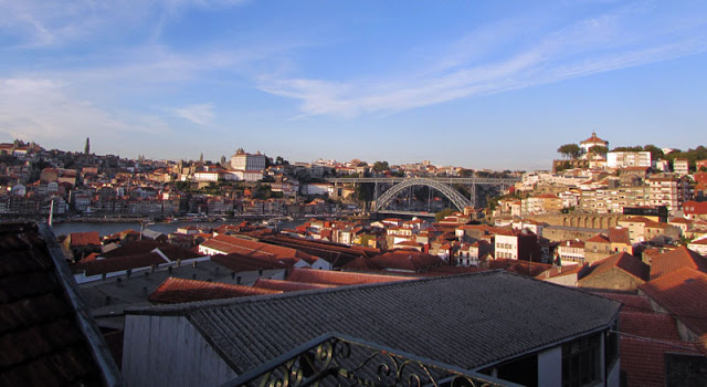 Vista dos armazéns de vinho do Port em Gaia, do rio Douro da ponte Luiz I e da cidade do Porto