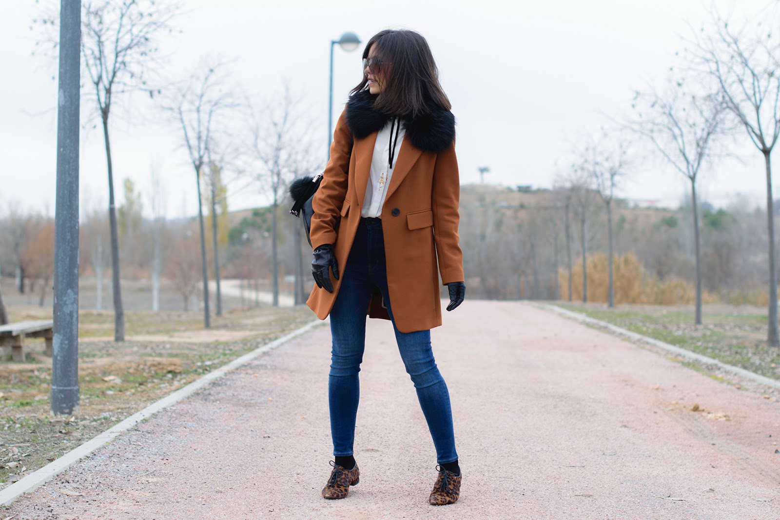 look de ponteunostacones con blazer larga y blucher de leopardo de zara