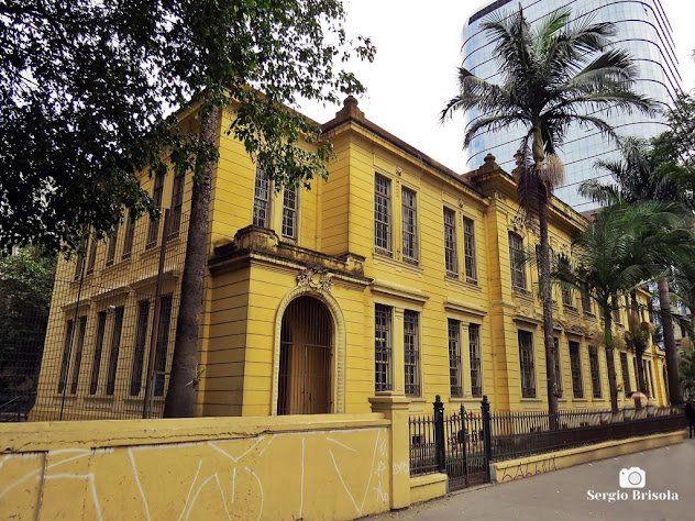 Vista ampla da fachada e lateral da Escola Estadual Rodrigues Alves - Avenida Paulista - São Paulo