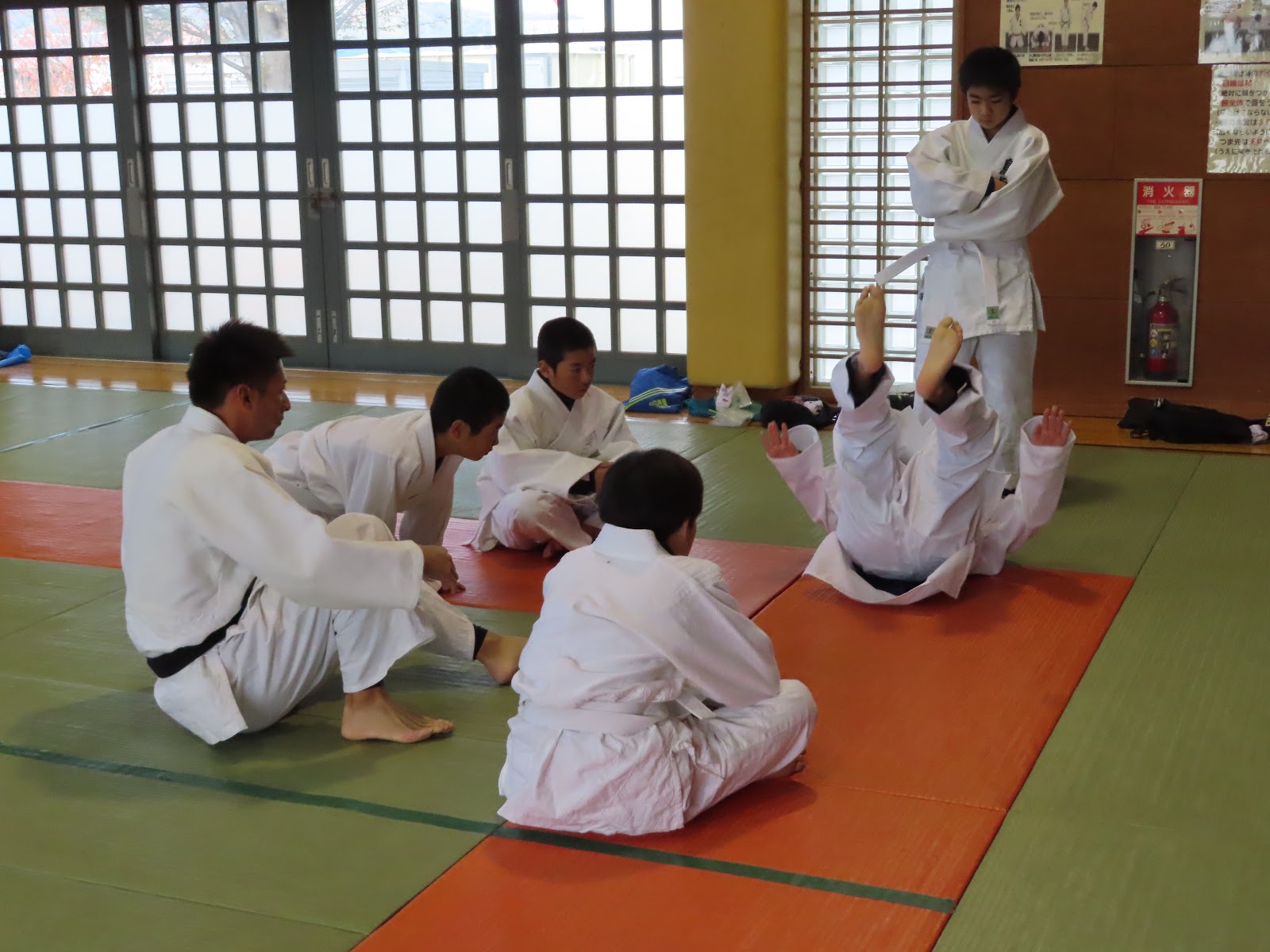 寄居町立城南中学校 １年体育授業 女子 ｕｓａ 男子 後ろ受け身