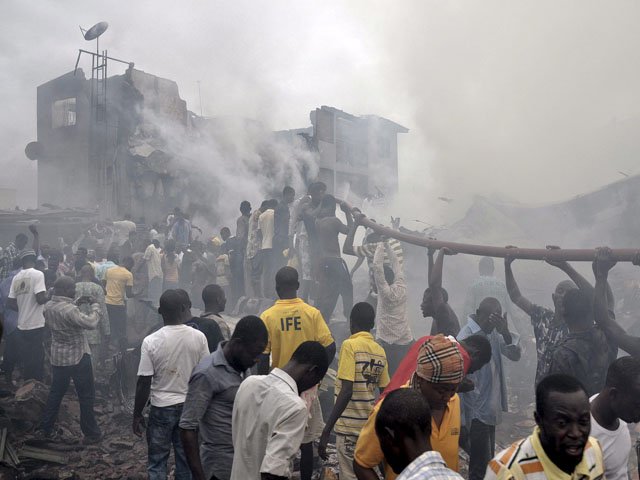 Avión se estrella contra edificio en Nigeria
