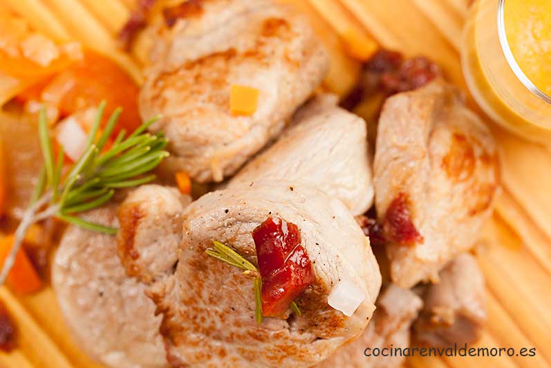 Detalle del solomillo de cerdo con jamón listo para comer