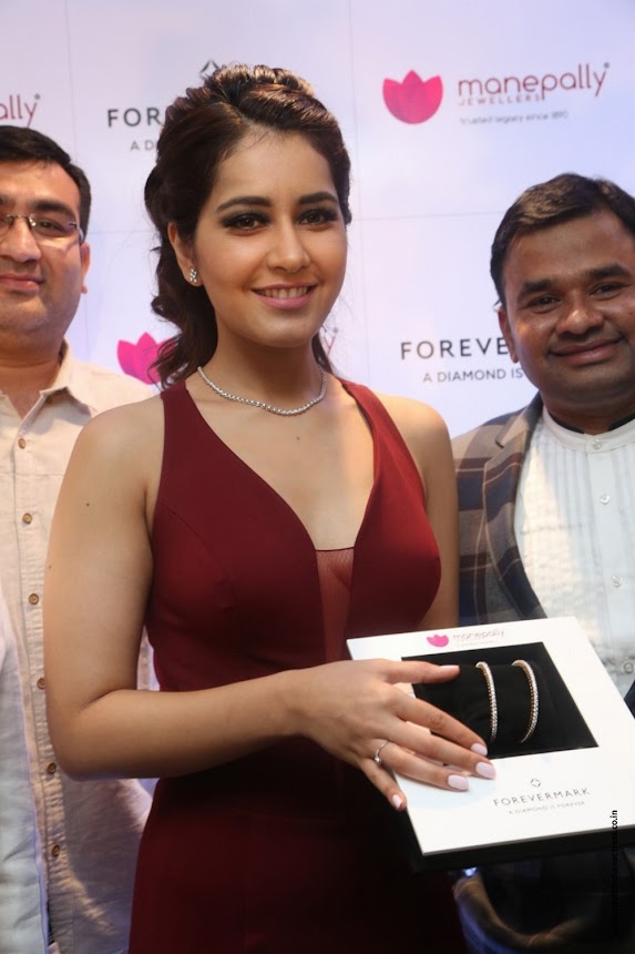 Raashi Khanna launches Forevermark Diamonds at Manepally Jewellers