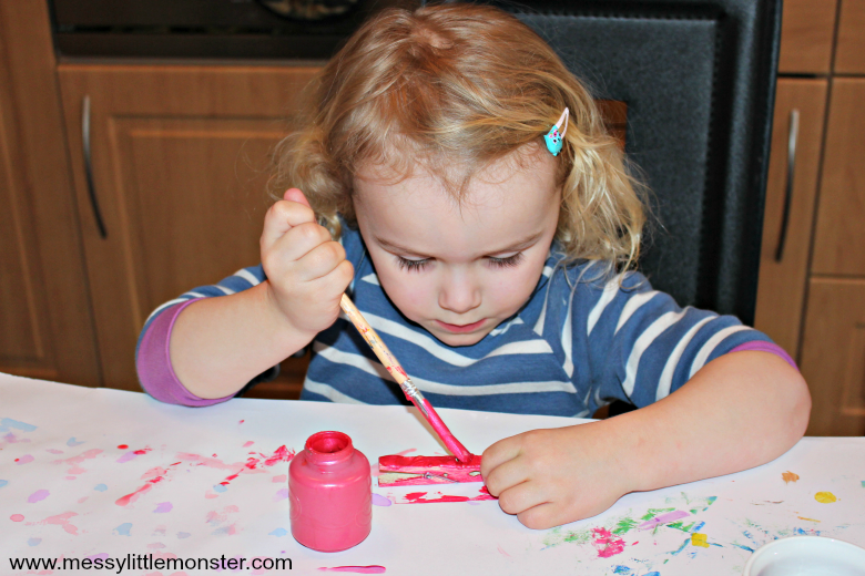 Make a clothespin dragonfly bug craft with the kids this Spring. An easy activity for toddlers and preschoolers. 