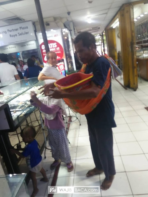 Bikin Terenyuh, Pria Buta Ini Jualan Kacang Goreng di Mall dengan Anak-anaknya Bikin Terenyuh, Pria Buta Ini Jualan Kacang Goreng di Mall dengan Anak-anaknya