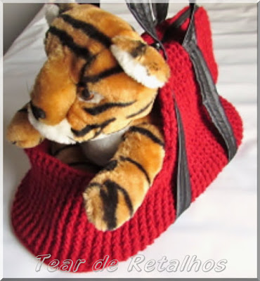 Bolsa para transporte de pequenos animais feita com lã acrílica em crochê