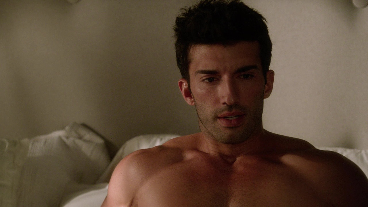 Justin Baldoni shirtless in Jane The Virgin 1-04 "Chapter Four" .