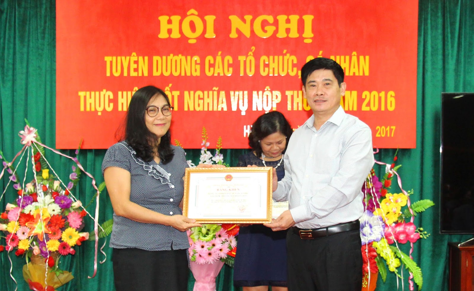 Chủ tịch UBND tỉnh Hòa Bình tặng bằng khen công ty đã thực hiện tốt chính sách, pháp luật thuế năm 2016.