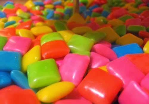 Por que o chiclete não gruda nos dentes e o que acontece quando o engolimos?