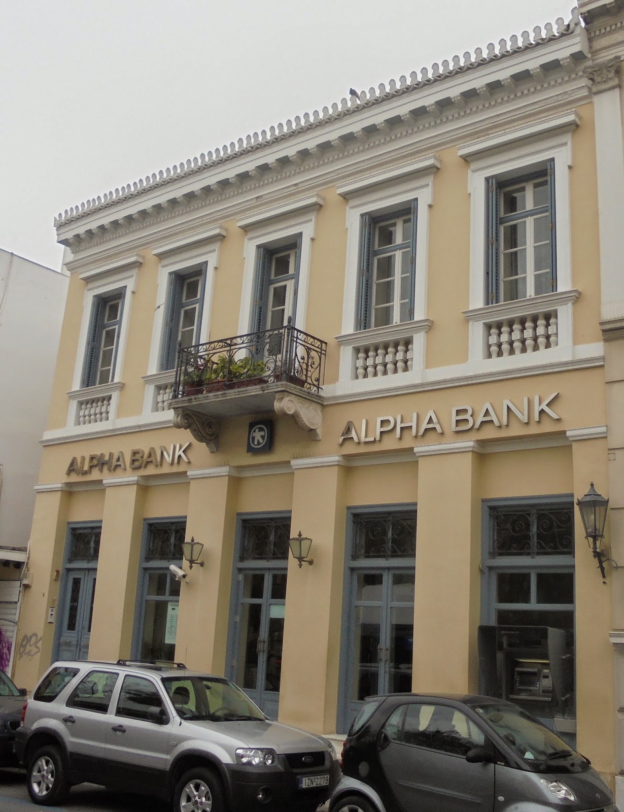 η Alpha Bank (Λυσικράτους 6) στην Πλάκα