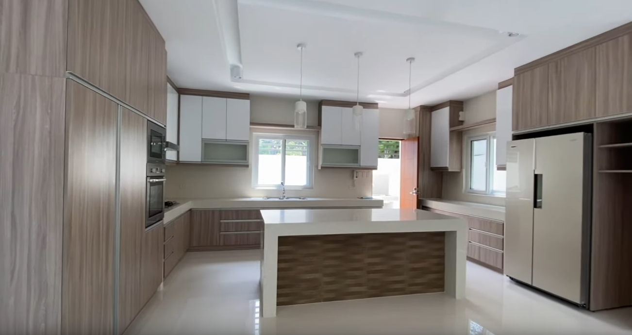 9 Photos vs. Alluring Crisp House In Quezon City Interior Design Tour