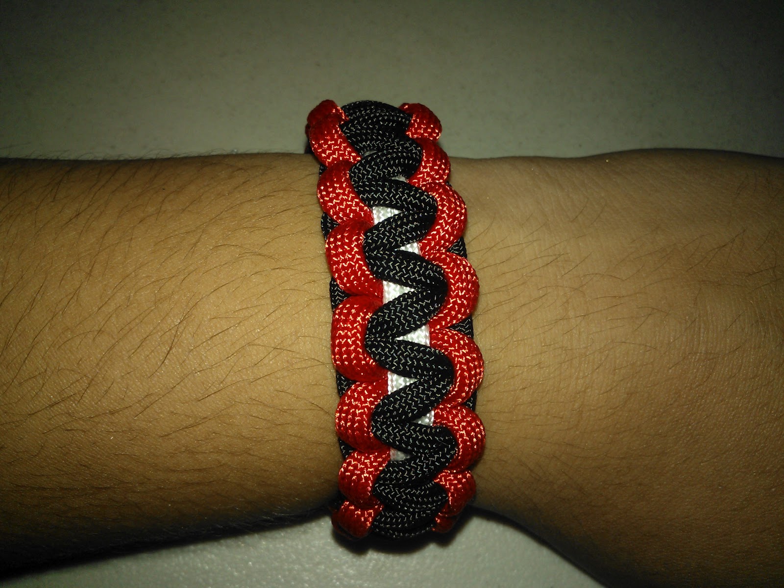 Para Bracelets Black and Red Paracord Bracelet with White Knot