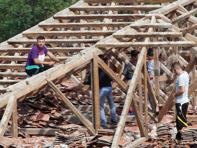 Πρόσφυγες ξήλωσαν τα κεραμίδια της Ιεράς Μονής Πέτρας Ολύμπου  