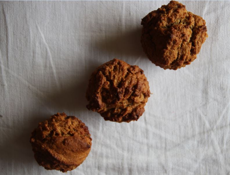Cuillère et saladier Muffins à la purée de fruits