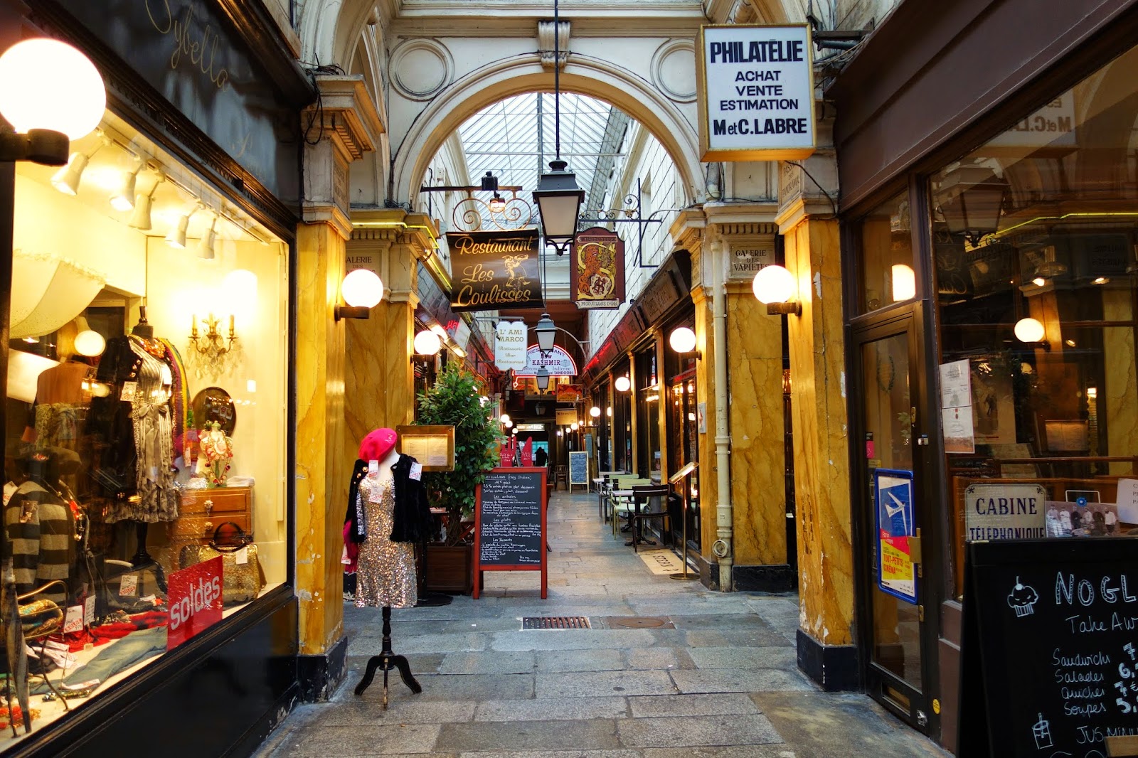 Passage place. ступеньки у пассажа. нант город во франции. пассажи 21 века. галерея «вивьен» – galerie vivienne.