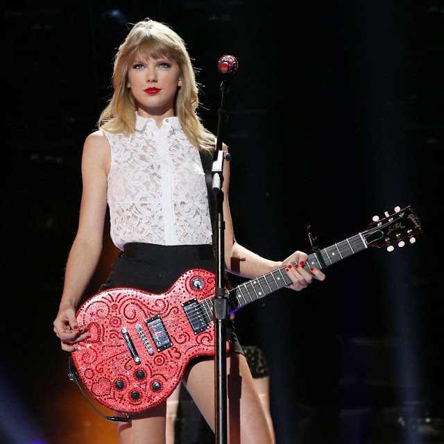 Taylor Swift performs on stage at the 2013 CMA Music Festival 