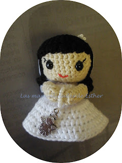 Muñeca amigurumi vestida de comunión. 