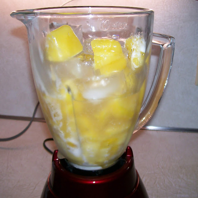 juice recipe: Add sugar and ice cubes