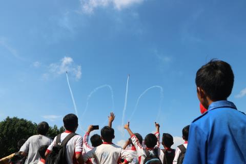 WATES (KRjogja.com) - The Jogja International Air Show (JIAS) 2017 event was greeted enthusiastically by thousands of students and community of Kulonprogo Regency, Friday (28/04/2017) at Wates Square. The display of Jupiter Aerobatic Team (JAT) and the jumpers both from within and outside the country is able to amaze the community and students who have come since the morning. The opening of JIAS 2017 conducted Commander of TNI AU Base TNI Ir Novyan Samyoga MM, Acting Regent Kulonprogo Ir Budi Antono MSi and Forkompimda. Acting Regent Kulonprogo Ir Budi Antono MSi hopes with this activity can motivate and provide knowledge for Kulonprogo people related to aerospace and Air Force. "There is a proud info for the Kulonprogo community, one of Kulonprogo's best boys, akhid as the best graduate of Sukhoi pilot in Russia This can motivate," said Budi Antono who also said that the local government and the community thank Danlanud for the implementation of JIAS in Kulonprogo And congratulate the anniversary of the Air Force. Commander Lanis Adisutjipto Marsma TNI Ir Novyan Samyoga MM delivers JIAS 2017 different than in previous years. Besides implemented in districts / cities in DIY, also followed by foreign athletes. "If only ago Jogja Air Show (JAS), then now International, so followed by international athletes from 18 countries," he explained. JIAS 2017 is the first event shown in all districts and cities in DIY and the peak event will take place at Depok Beach on Sunday (30/04/217). Deliberately JIAS 2017 was held to bring people closer, with aerospace and Air Force, and expected more young generation who are interested to serve the country through TNI AU. "It seems that the enthusiasm of Kulon Progo community is extraordinary, we feel proud and touched by this activity, we will continue to support the activities to continue every year," he said. (Wid)