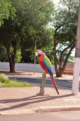 teléfono público con forma de papagayo