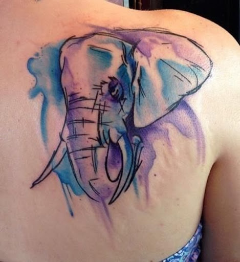 Um elefante retrato colorido com azul e roxo aquarela de difamação.