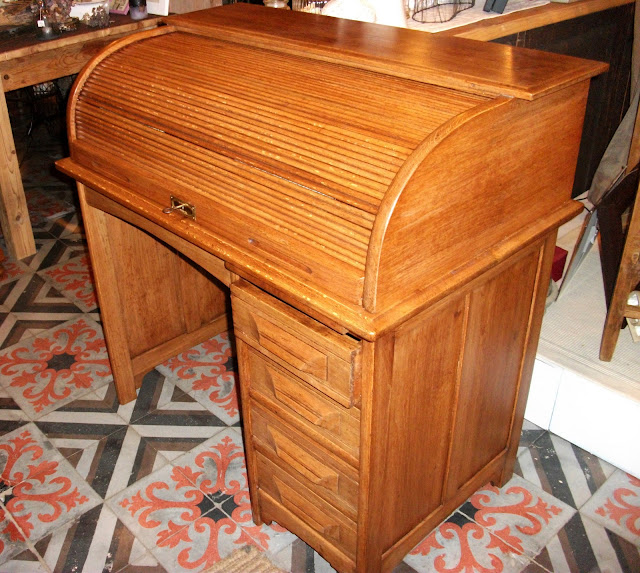 L'Antiga de Ripoll: UN PRECIÓS ESCRIPTORI DE ROURE AMERICÀ