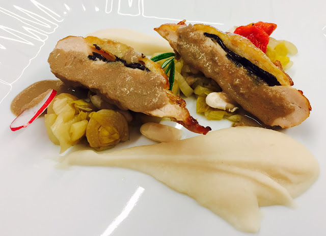 Petto di faraona al tartufo nero sotto pelle, salsa gustosa di fegatini, indivia belga e fagioli cannellini