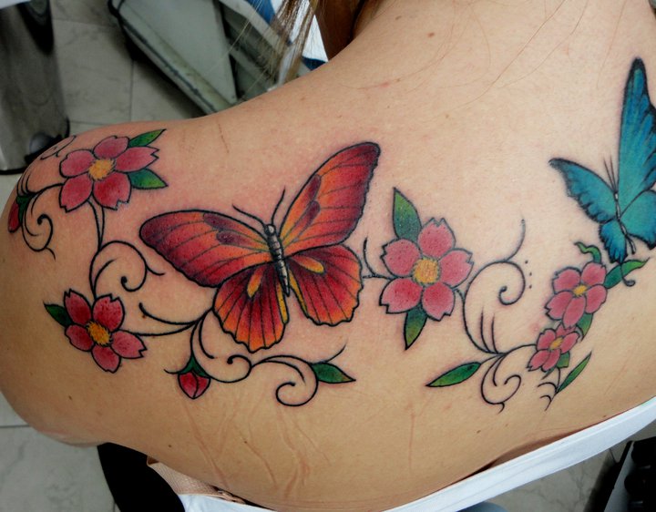 Mas Nuevo Para Tatuagem Feminina Nas Costas Borboletas E Flores Superpills As borboletas estao entre os desenhos femininos mais procurados quando se quer fazer uma as tatuagens de borboletas ficam belas em qualquer lugar do corpo, como nas costas, no uma boa opcao para fazer sua tatuagem e trabalhar desenhos de borboletas com desenhos de flores, fadas. feminina nas costas borboletas e flores
