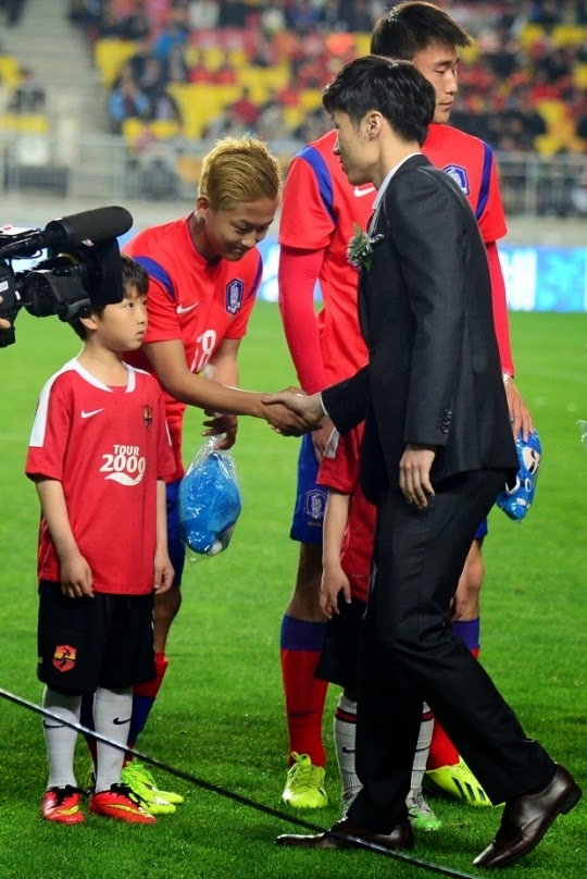 JS Suwon Cup international youth football tournament U-18 Park Ji-Sung JS Foundation' Foundation in the Republic of Korea and Uruguay in the match for Suwon World Cup Stadium, Lee Seung-woo can share with shaking hands