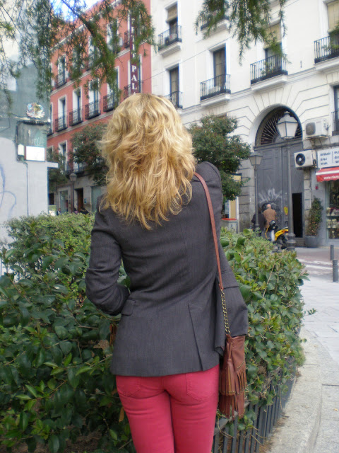 CON UN PAR DE. ARMARIOS: Rojo y crema...