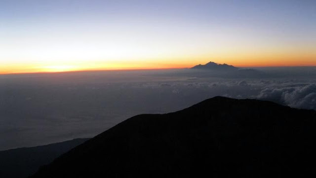 Gunung Rinjani yang berselimut awan di pulau Lombok. 